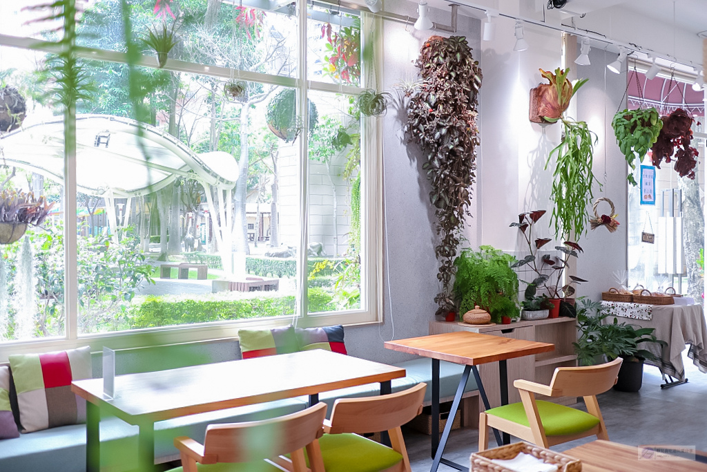 桃園下午茶-Vittaria Café 書帶蕨-都市中的純白風植物系綠意咖啡廳/親子友善餐廳/藝文特區美食 @靜兒貪吃遊玩愛分享