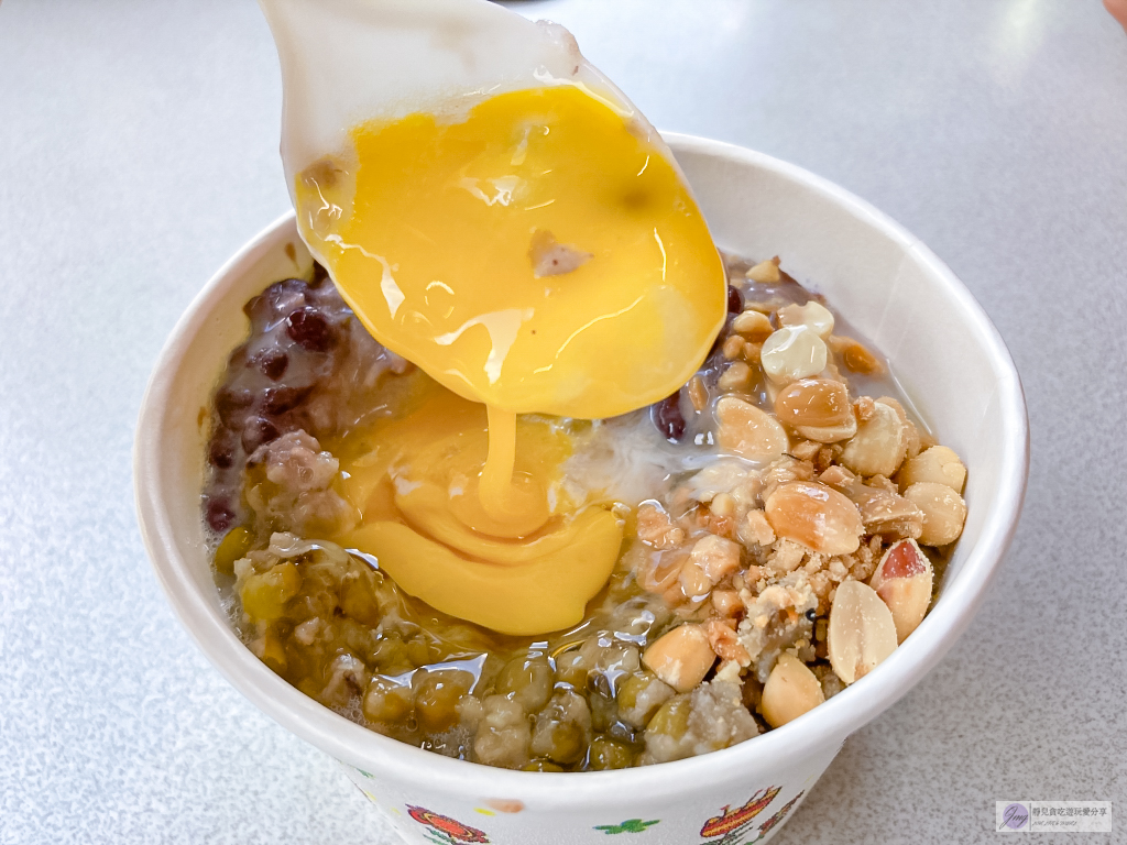 宜蘭南澳美食-建華冰店-台9線上近70年的老字號冰店，必點招牌傳到冰加生雞蛋 @靜兒貪吃遊玩愛分享