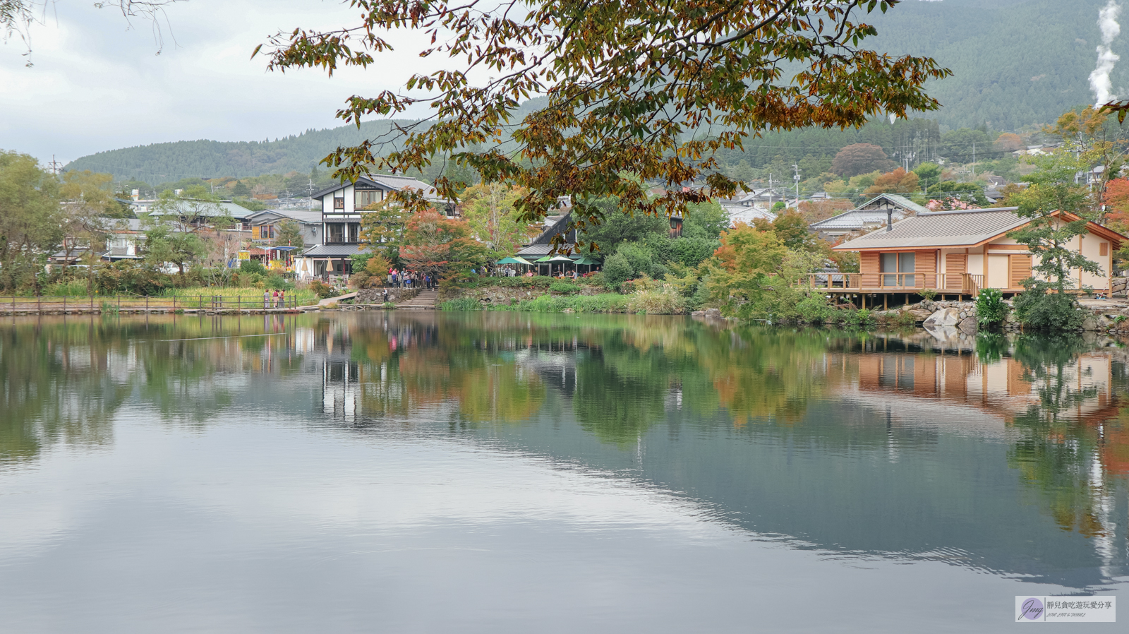 日本九州景點-金鱗湖-絕美夢幻的湖景！迷人美景、秋紅倒映、鳥居水上神社/由布院景點 @靜兒貪吃遊玩愛分享