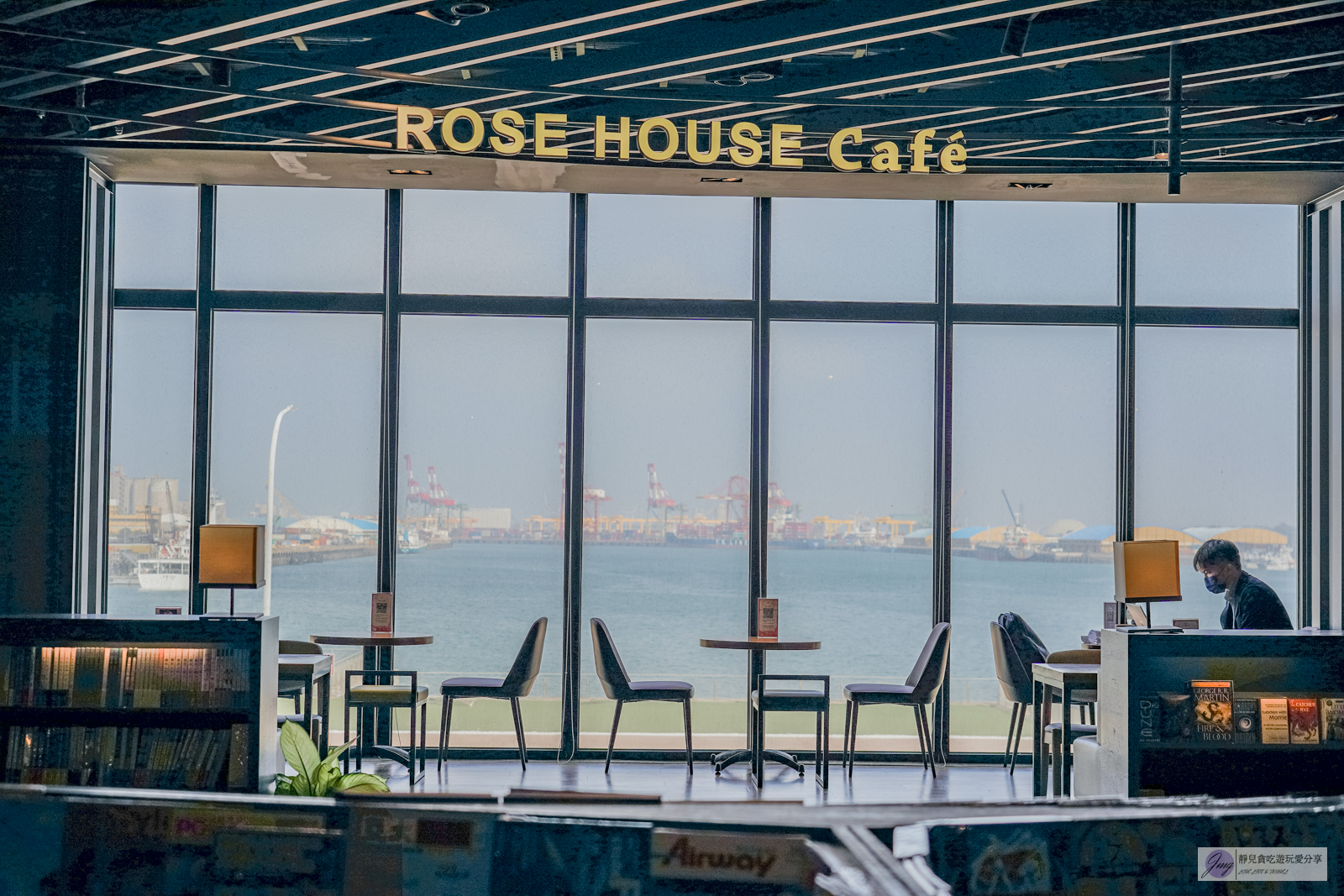 台中梧棲美食-Rose House Cafe-隱藏在書局裡！180度美景的海景咖啡廳，人氣超厚舒芙蕾必點/位於台中三井OUTLET @靜兒貪吃遊玩愛分享