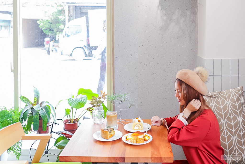 桃園下午茶-Vittaria Café 書帶蕨-都市中的純白風植物系綠意咖啡廳/親子友善餐廳/藝文特區美食 @靜兒貪吃遊玩愛分享